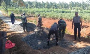 Demi Jalan Warga Puncel, TNI Polri Bersinergi Dalam TMMD