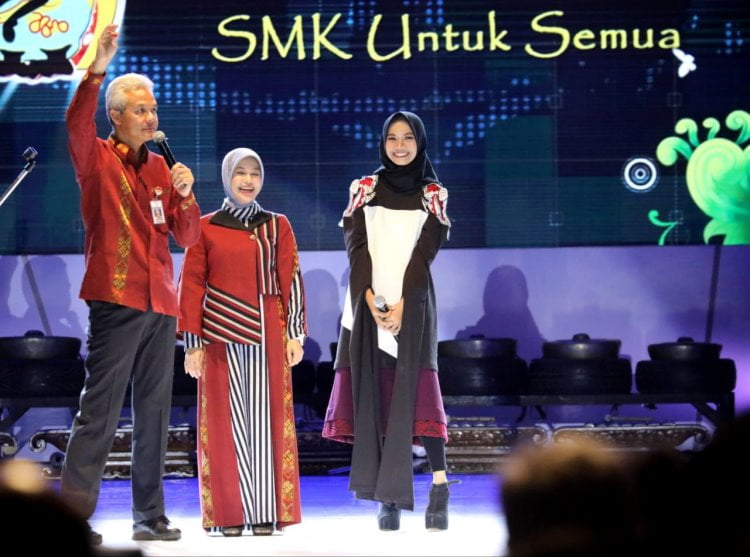 Gubernur dan Istri Kenakan Baju Karya Siswa SMK