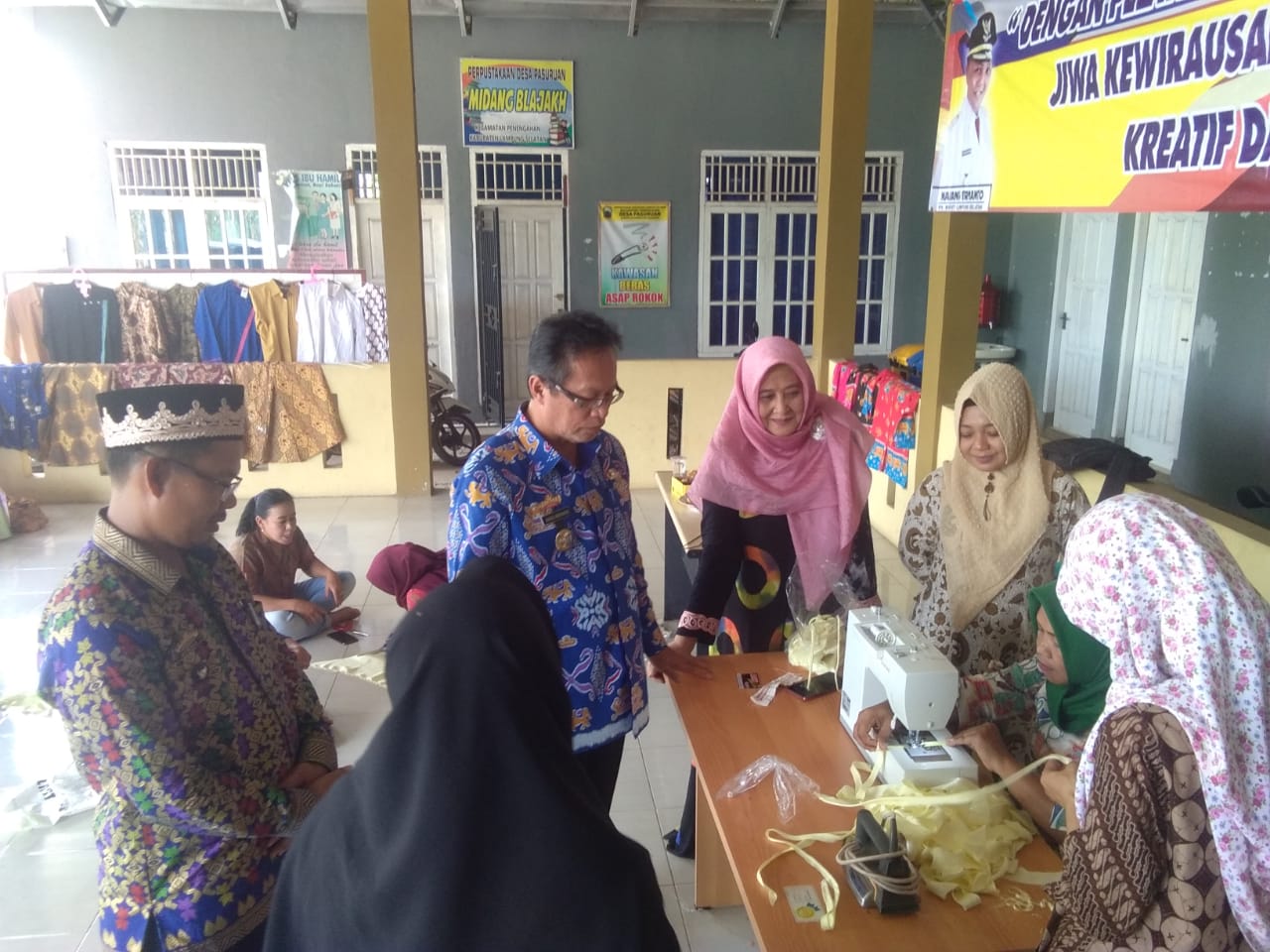 Hari Batik  Nasional Desa Pasuruan Gelar Pelatihan Sulam 