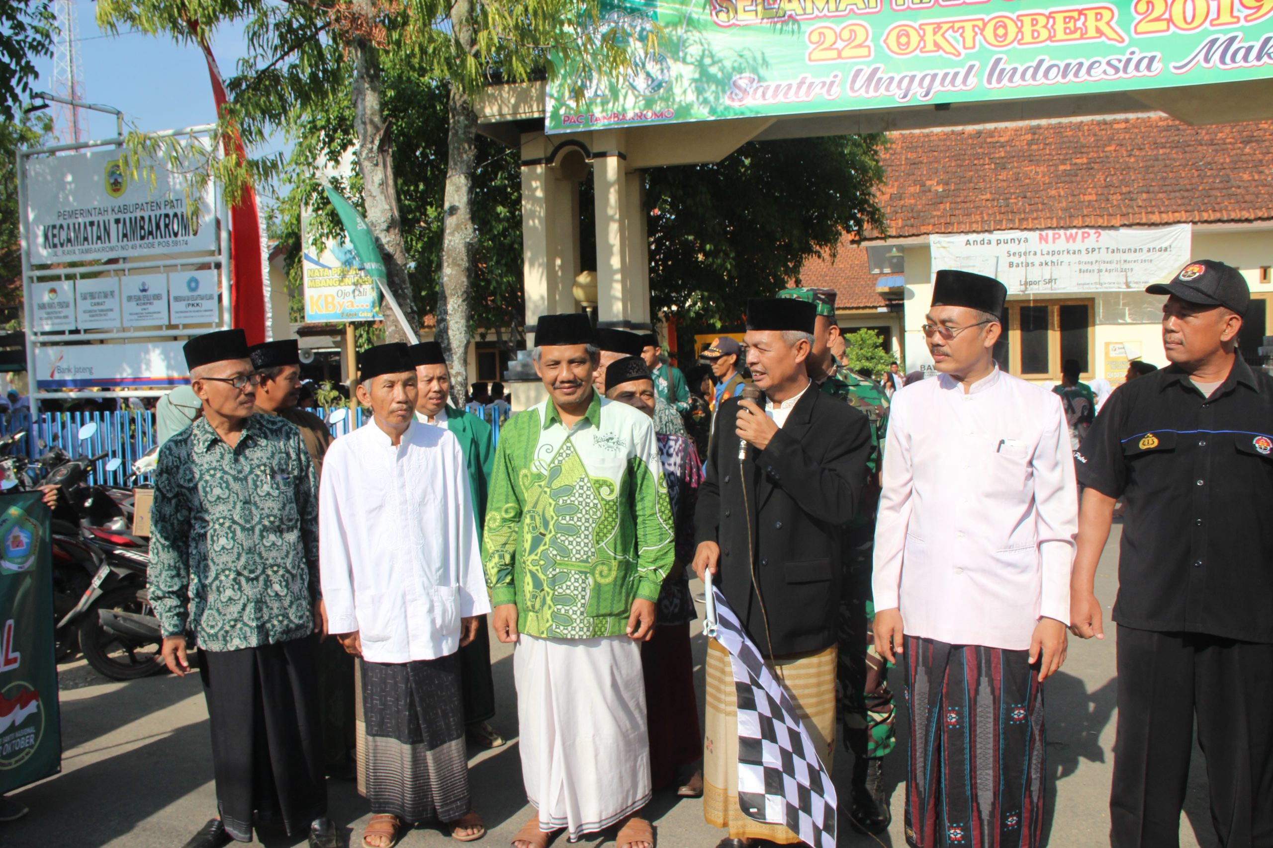 NU Dan Banom Tambakromo Gelar Jalan Sehat Bersama Santri