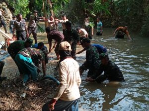 Koramil 04 Kayen Gelar Kerja Bakti Pemebersihan Sungai Karanggeneng Desa Sumbersari