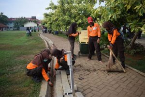 Pramuka Sumpiuh Bersihkan Sampah Acara Tahun Baru