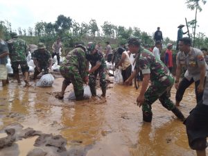 Satgas Gabungan Siaga Bencan Pati Perbiki Tanggul di Desa Puncel