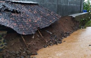 Tiga Titik Tanggul Sungai Di Desa Dadirejo Margorejo Jebol