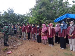 Mahasiswa KKN IK IAIN Kudus Ikut Sukseskan Program TMMD Di Desa Karangawen