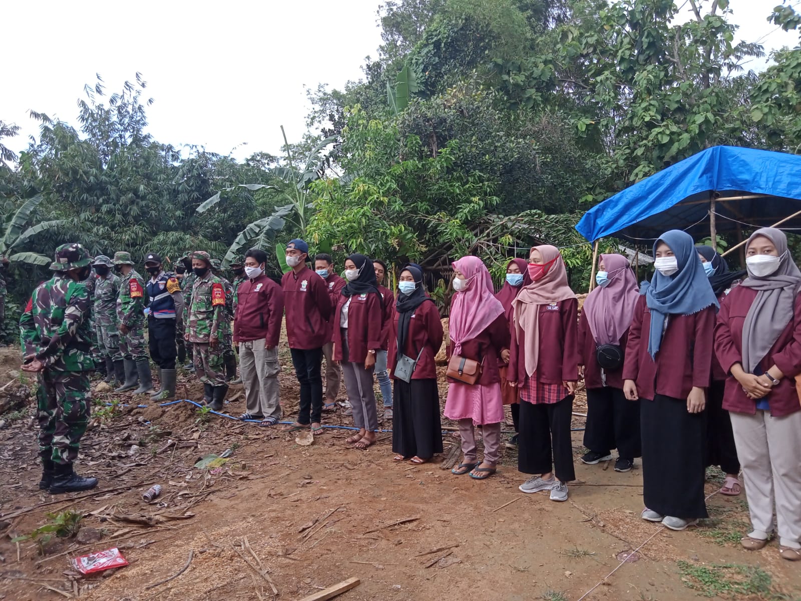 Mahasiswa KKN IK IAIN Kudus Ikut Sukseskan Program TMMD Di Desa Karangawen